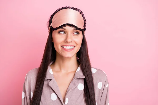 Foto di dolce lucido giovane donna sleepwear maschera cercando spazio vuoto isolato colore rosa sfondo — Foto Stock