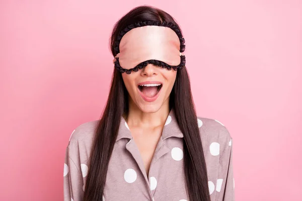 Foto di piuttosto impressionato giovane donna pigiama maschera coprire gli occhi bocca aperta isolato colore rosa sfondo — Foto Stock