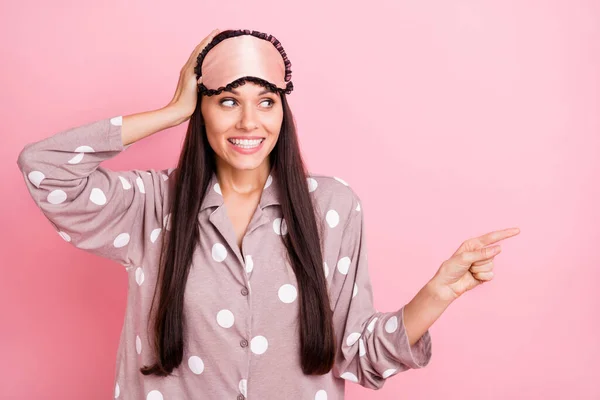 Foto di adorabile divertente maschera da notte giovane signora guardando indicando vuoto spazio braccio testa isolato colore rosa sfondo — Foto Stock