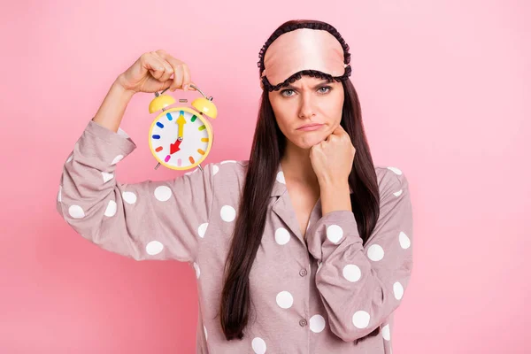 Photo de bouleversé jeune femme triste vêtements de nuit tenant bras montre menton isolé couleur rose fond — Photo