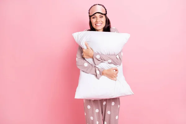 Foto van schattige grappige jonge dame Nightwear masker knuffelen grote witte kussen geïsoleerde roze kleur achtergrond — Stockfoto