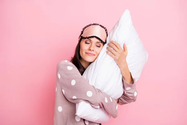 Foto de soñadora somnolienta joven ropa de dormir acostada abrazando almohada ojos cerrados aislado color rosa fondo — Foto de Stock