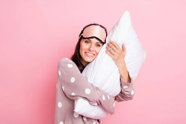Zdjęcie słodkie słodkie młoda pani dzianina maska przytulanie duży biały poduszka odizolowany różowy kolor tło — Zdjęcie stockowe