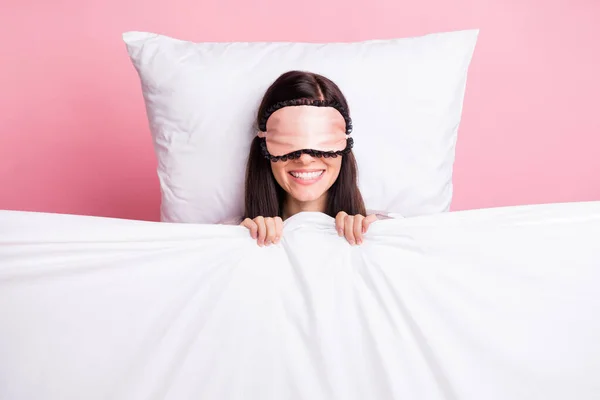 Foto van grappige schattige jonge dame Nightwear masker bedekking deken liggen kussen geïsoleerde roze kleur achtergrond — Stockfoto