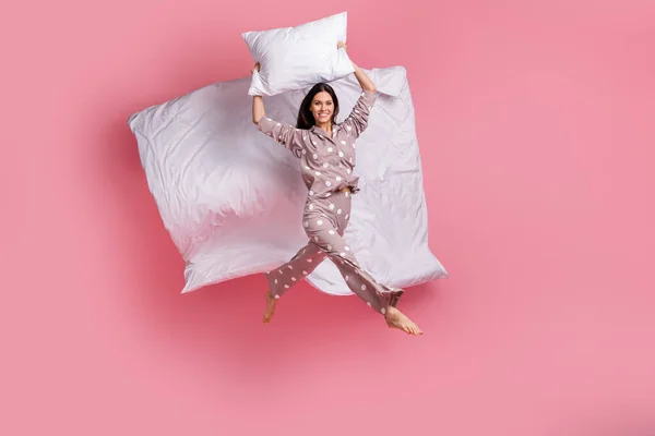 Foto de comprimento total de adorável jovem mulher sleepwear salto alto segurando travesseiro edredão isolado cor rosa fundo — Fotografia de Stock