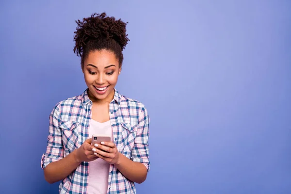 Portré szép optimista barna frizura hölgy néz telefon kopás fehér ing elszigetelt élénk kék színű háttér — Stock Fotó