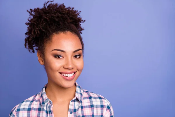 Foto de adorable encantadora joven mujer usar camisa a cuadros espacio vacío aislado color violeta fondo — Foto de Stock