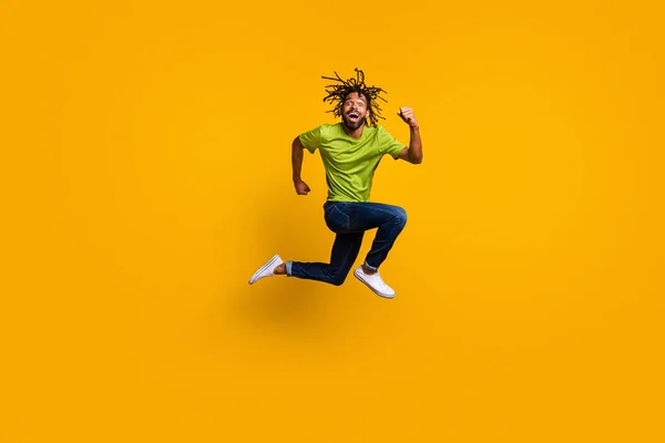 图片全貌滑稽跑动的男子跳起来孤立在生动的黄色背景 — 图库照片