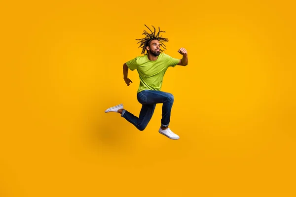 Foto retrato cuerpo completo vista de corredor determinado saltando aislado sobre fondo de color amarillo vivo —  Fotos de Stock