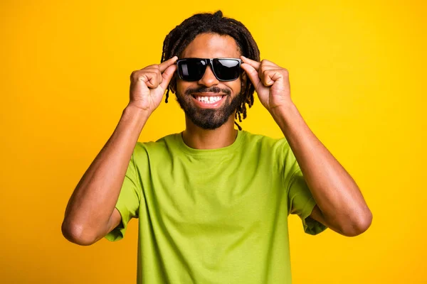 Foto do jovem homem bonito feliz sorriso positivo mão toque de vidro solar isolado sobre fundo de cor amarela — Fotografia de Stock