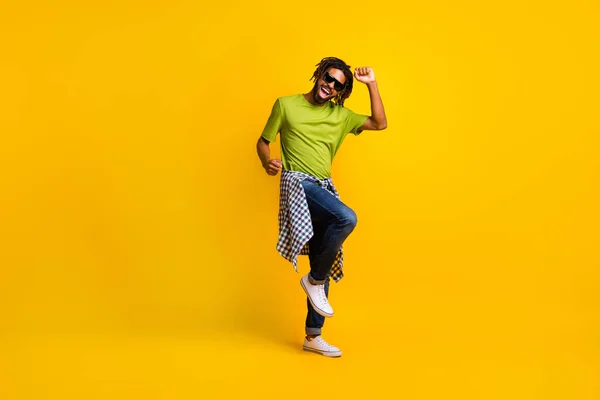 Teljes hosszúságú fotó fiatal hipster férfi boldog pozitív mosoly élvezni zene tánc viselet alkalmi ruhát elszigetelt sárga szín háttér — Stock Fotó