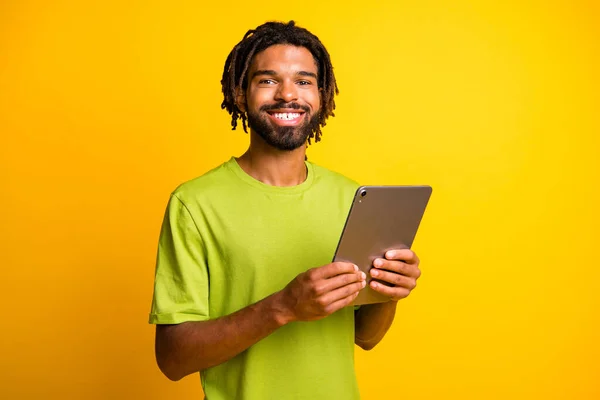 Foto de joven hombre de negocios guapo mantenga tableta de gadget moderno sonrisa feliz aislado sobre fondo de color amarillo — Foto de Stock