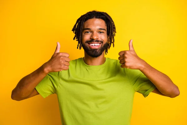 Pozitif esmer tenli adamın fotoğrafı, parlak renkli arkaplanda izole edilmiş mükemmel bir tanıtım önerisi gösteriyor. — Stok fotoğraf