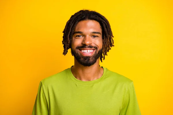 Portrait of satisfied dark skin guy smiling toothy in camera isolated over vivid color background — Stock Photo, Image