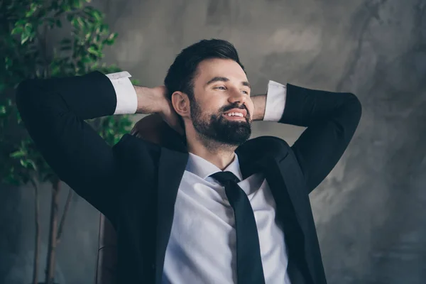 Foto des fröhlichen Agenten sitzen Schreibtisch Hände Kopf Blick Seite Lächeln tragen Anzug Hemdkrawatte in modernen Büro drinnen — Stockfoto