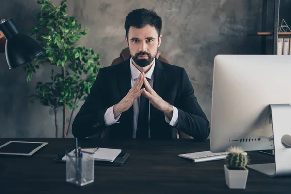 Foto van zelfverzekerde agent man zit bureau houd vingers koel kijk camera dragen pak stropdas in modern kantoor binnen — Stockfoto