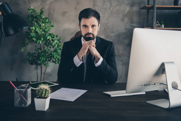 Foto de sucesso homem de negócios mãos queixo sentar mesa computador desgaste terno formal camisa gravata no escritório moderno dentro de casa — Fotografia de Stock