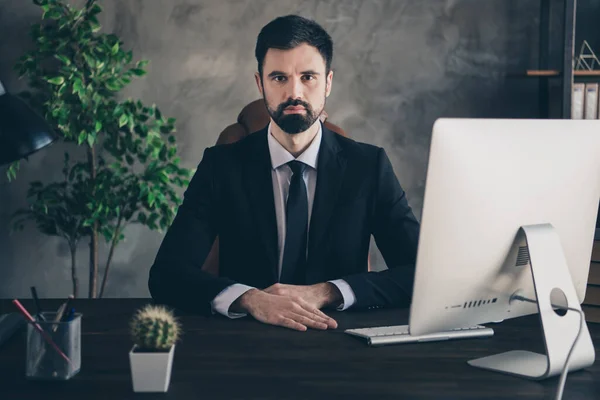 Foto van zelfverzekerde slimme zakenman zit bureau computer dragen formele pak shirt das in modern kantoor binnenshuis — Stockfoto