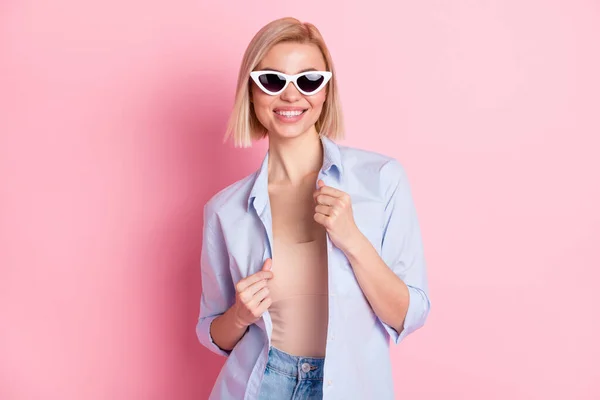 Foto di splendida affascinante bella giovane donna indossare occhiali camicia blu isolato su sfondo rosa pastello — Foto Stock