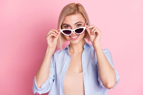 Foto di attraente positivo allegro signora indossare occhiali casual camicia blu isolato su sfondo rosa pastello — Foto Stock