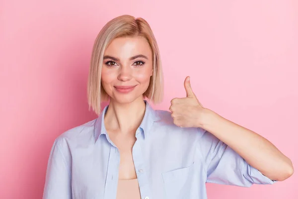 Foto de atraente jovem positivo encantador senhora mostrar polegar-up sorriso isolado no fundo cor-de-rosa pastel — Fotografia de Stock