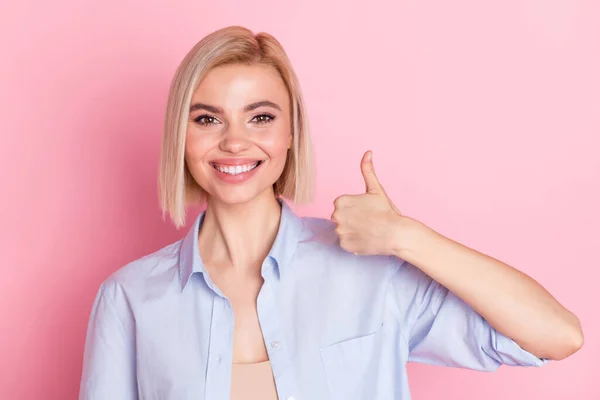 Foto de feliz agradável positivo jovem mostrar polegar-up sorriso bom humor isolado no fundo cor-de-rosa — Fotografia de Stock