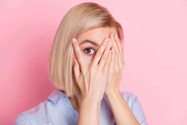 Foto van bang geschokt mooie jonge vrouw houd handen gezicht dekking oog gluren geïsoleerde roze kleur achtergrond — Stockfoto