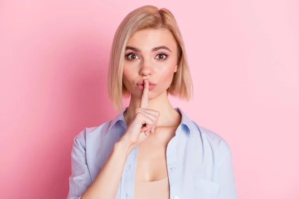 Fénykép a vonzó csendes fiatal nő tartsa kéz ujját ajkak elszigetelt pasztell rózsaszín háttér — Stock Fotó