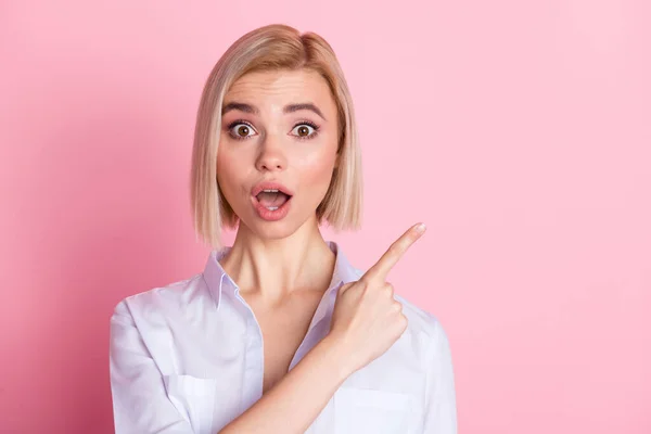 Foto van geschokt verbaasd jonge vrouw punt index vinger lege ruimte verkoop geïsoleerd op roze kleur achtergrond — Stockfoto