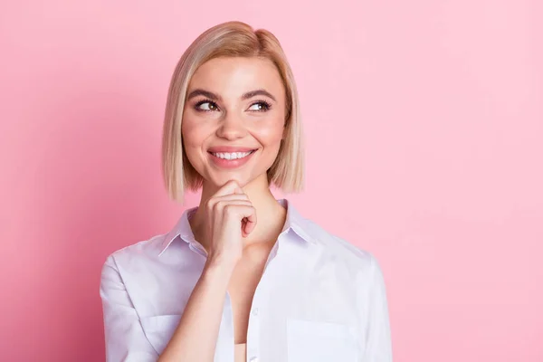 Foto van minded vrolijke attente jonge vrouw houden hand kin blik lege ruimte geïsoleerd op roze kleur achtergrond — Stockfoto