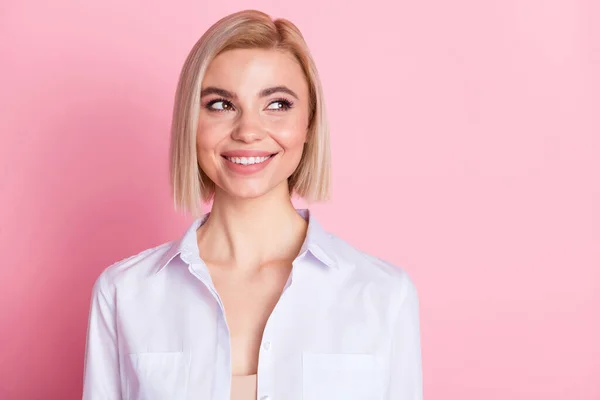 Foto van dromerige charmante jonge vrouw kijken lege ruimte glimlach positief geïsoleerd op roze kleur achtergrond — Stockfoto