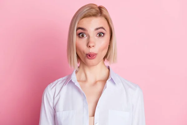 Foto de divertida mujer joven funky sobresalen lengua hacer cara tonta aislado sobre fondo de color rosa pastel — Foto de Stock