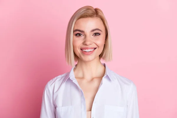 Fénykép a szép boldog fiatal nő mosoly jó hangulat hangulat bájos megjelenés elszigetelt pasztell rózsaszín szín háttér — Stock Fotó