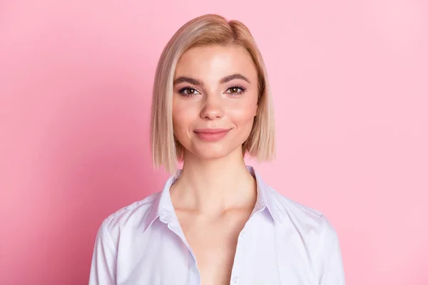 Foto van mooie charmante jonge vrouw dragen blauw shirt blond haar geïsoleerd op pastel roze kleur achtergrond — Stockfoto
