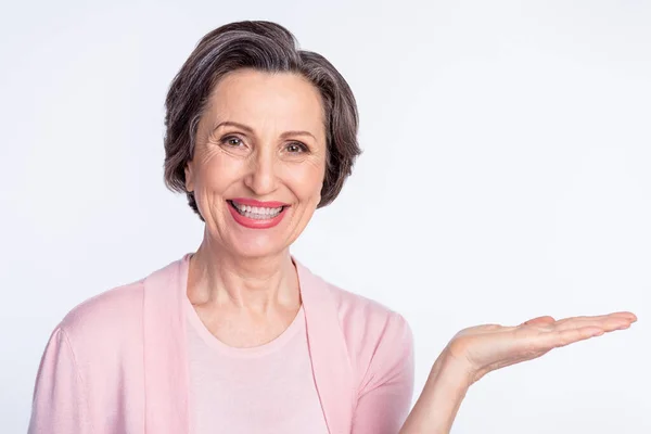 Foto de anciana feliz sonrisa positiva presente producto promo oferta anuncio aislado sobre fondo de color gris —  Fotos de Stock