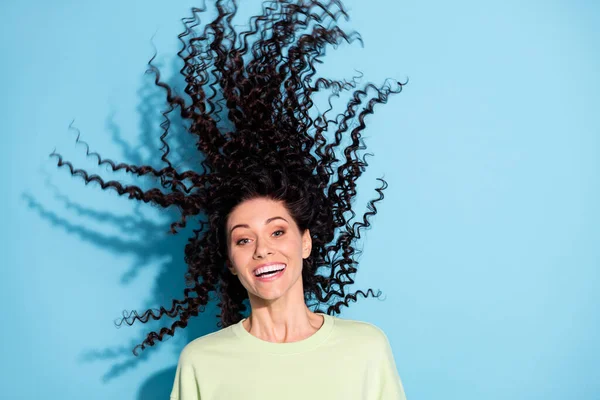 Foto de excitado divertido morena señora viento soplo peinado desgaste verde sudadera aislado fondo azul —  Fotos de Stock