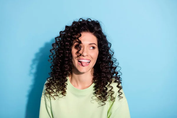 Foto de loca señora funky palillo hacia fuera lengua mirar lado espacio vacío desgaste verde jersey aislado fondo azul —  Fotos de Stock