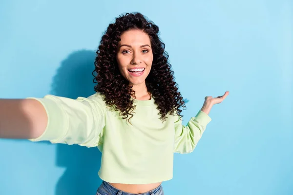 Retrato de persona amable adorable hacer selfie mano directa espacio vacío aislado sobre fondo de color azul —  Fotos de Stock