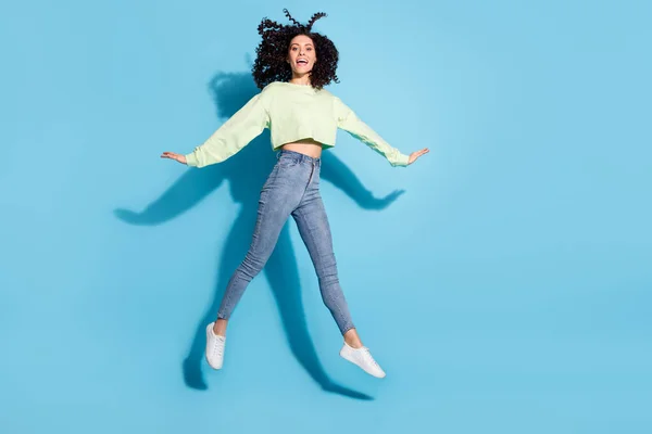 Foto em tamanho completo de despreocupado menina bonita pulando fazer figura estrela se divertir isolado no fundo de cor azul — Fotografia de Stock