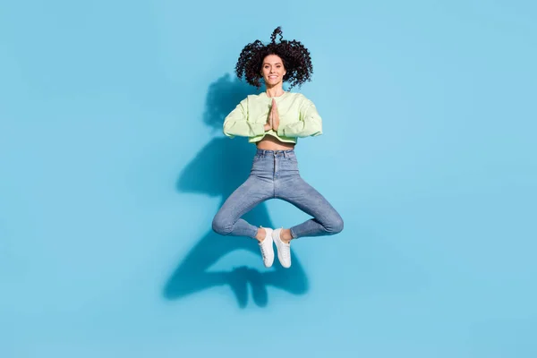 Retrato de tamaño completo de alegre chica enérgica saltando manos palmas de las manos suplicando aislado sobre fondo de color azul —  Fotos de Stock