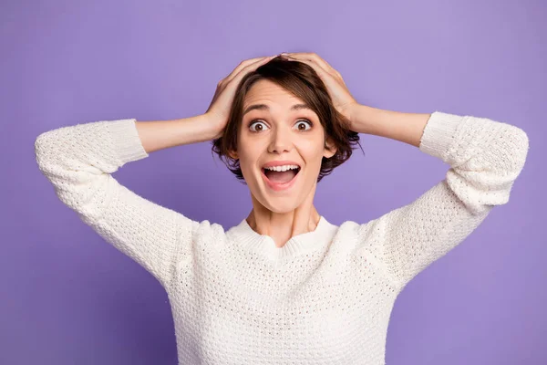 Retrato de la señora sorprendida manos en la cabeza boca abierta mirando fijamente desgaste jersey aislado sobre fondo de color púrpura —  Fotos de Stock