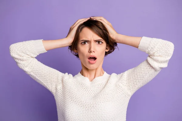 Foto de brazos femeninos negativos impresionados en la cabeza mueca boca abierta aislada sobre fondo de color violeta pastel —  Fotos de Stock