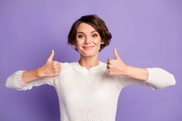 Foto de pessoa satisfeita sorriso mostrar duas mãos polegar-se desgaste suéter isolado no fundo cor violeta — Fotografia de Stock