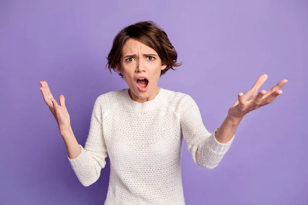 Foto portret van boze woedende vrouw bob haar argumenteren geïsoleerd op pastel violette kleur achtergrond — Stockfoto