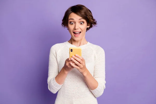 Foto retrato de sorprendida usuario de teléfonos inteligentes hembra asombrada mirando boca abierta aislada sobre fondo de color violeta brillante —  Fotos de Stock