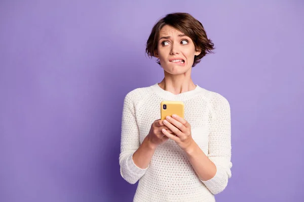 Foto portret van gestresste nerveuze vrouwelijke influencer zet afkeer te kijken naar lege ruimte geïsoleerd op pastel paarse kleur achtergrond — Stockfoto