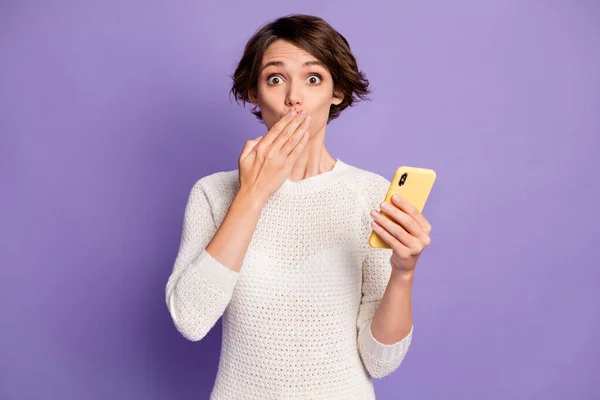 Fényképezés portré a lány Bob haj tartása titkos közeli száj kézzel mobiltelefon elszigetelt pasztell ibolya szín háttér — Stock Fotó