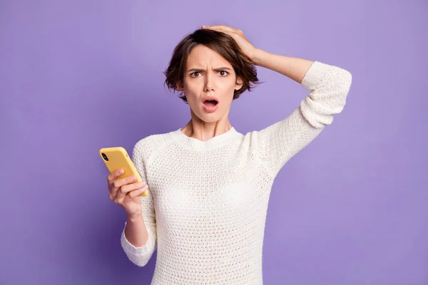 Foto ritratto di ragazza con capelli bob incomprensione lettura incerta informazioni isolate su sfondo di colore viola pastello — Foto Stock