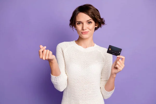 Foto retrato de morena fazendo cartão bancário de compra sem dinheiro isolado em fundo de cor violeta brilhante — Fotografia de Stock