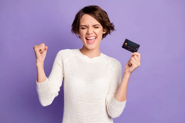 Foto porträtt av glada överlycklig flicka hålla plast bankkort gest som vinnare skriker isolerad på ljusa lila färg bakgrund — Stockfoto